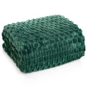 Miękki koc z włókna mikroflano z tłoczeniem CINDY 170X210 ciemnozielony 879500 Miękki koc z włókna mikroflano z tłoczeniem CINDY 170X210 ciemnozielony 879500