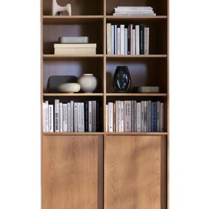 Minimalistyczny regał w stylu japandi dąb karmel KELLOS 991601 Minimalistyczny regał w stylu japandi dąb karmel KELLOS 991601