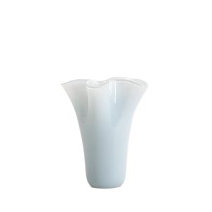 Wazon VEYORA szklany niebieski z falami 20x20x20 cm HOMLA 916939 Wazon VEYORA szklany niebieski z falami 20x20x20 cm HOMLA 916939